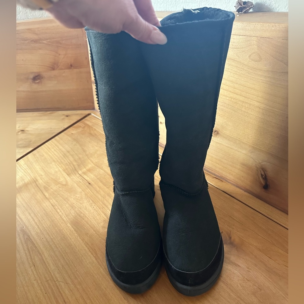 Size 7 Black Uggs